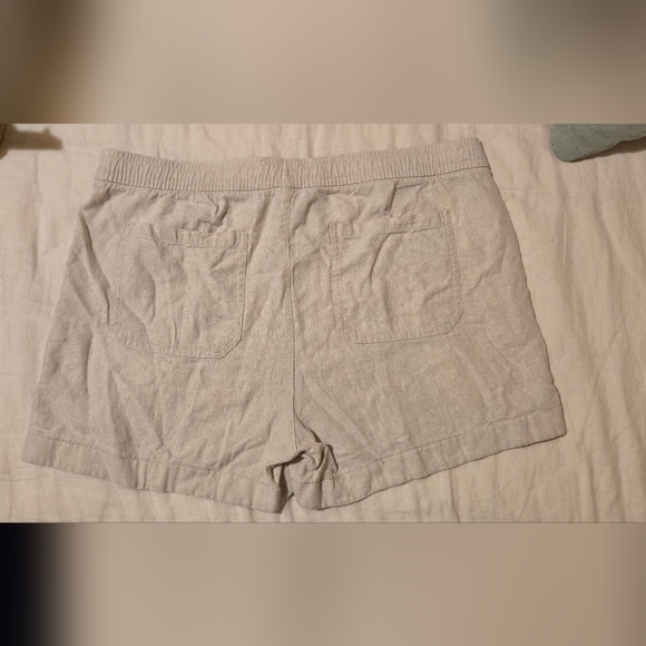 Old Navy High-Waisted Linen-Blend Utility Shorts - Picture 2 of 4